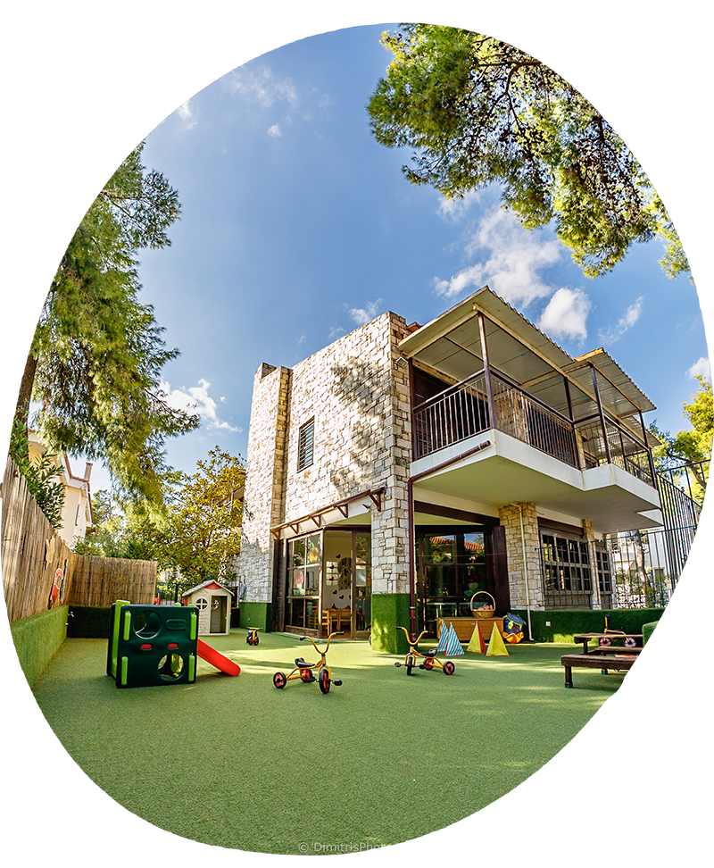Καταπράσινος αύλειος χώρος παιχνιδιού παιδικός σταθμός Friendship
